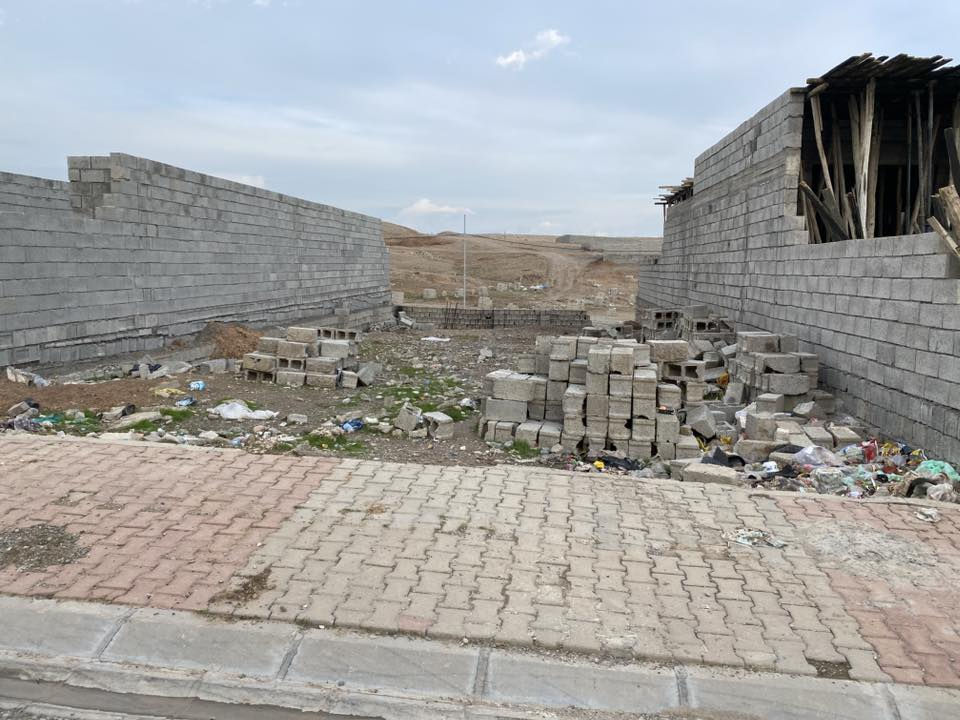 قطعة ارض للبيع…
مساحة 250م خدمات كامل موقعها خلف المحكمة مقابيل بيت ابو راشد والقطعة زراعي للاستفسار هاذا رقم تلفوني ***********
