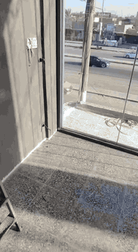 سيد حسين للزجاج والمرايه يتوفر لدينه جميع انواع الزجاج والوجهات 10 ملم وعمل الالمنيوم وال ببسي  في النجف الاشرف وبانسب الاسعار الجمله *********** «تم تنفيذ هاذه العمل بايادي كوادر محترفه »
