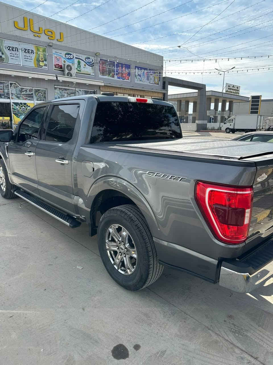 سلام عليكم للبيع فقط بدون مراوس فورد f-150 وارد امريكي ٢٠٢٣ محرك ٢.٧ تربو موصفات xle بصمه شغال جلد شاشه جبيره وباقي موصفات  ماشيه ٣٣ الف ميل بجم كبس بدون ايرباك فقط تبديل الصندوق رقم شاصي مرفق مع الصور رقم سليمانيه باسمي سعر ٣٢٠ ومجال مكان سليمانيه للاستفسار اكثر اتصال ب رقم ***********
