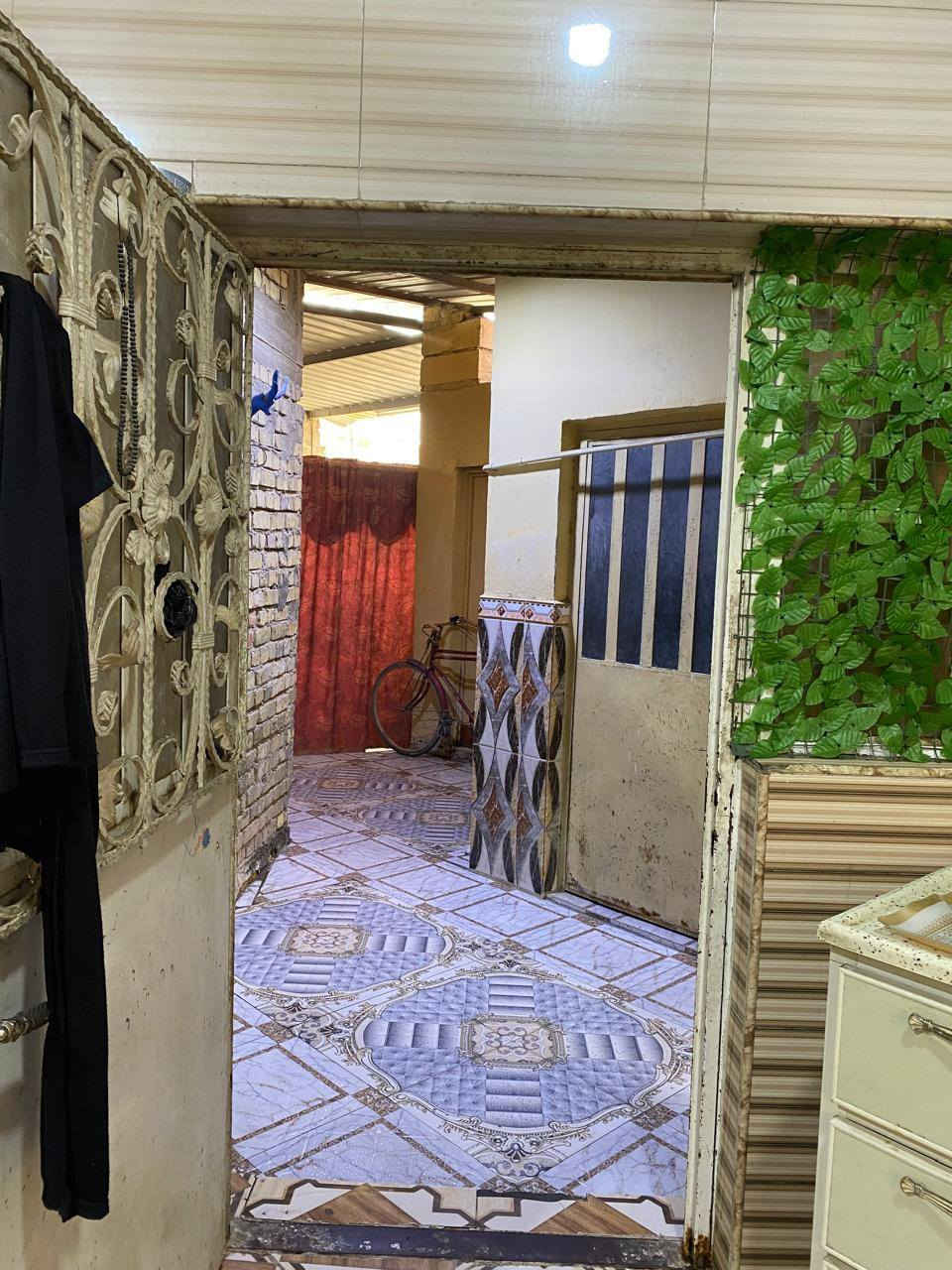 سلام عليكم توفر دار سكن للبيع نوع طابو سهم مساحت لبيت 227 ومبني 165بناء لبيت كله طابوك درجه وئله كراج واسع يحتوي عله غرفتين قرفه منهن سويت طابق ثاني بي غرفه مبنيه فرمستون وصحيات فقط هيكل وقريب عله شارع سايدين مال ابوالخصيب يبعد تقريبن 200متر واجه البيت12متر  موقع البيت ابو الخصيب دورت ام زباله بشارع مدرست رفح ابنهيته متوفره جميع لخدمات ***********سعره125 الستفسار اتصال عله رقم صاحب لدار
