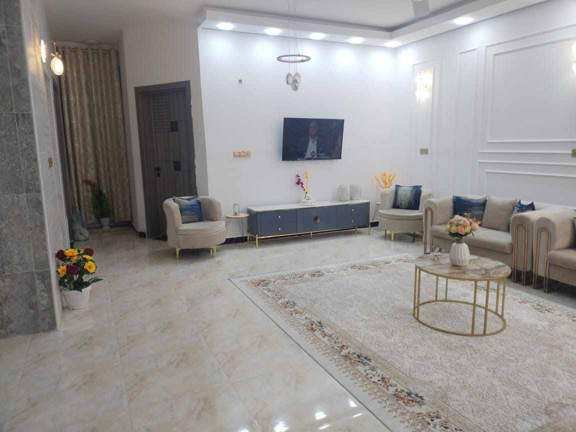 ⭕ بيت الاحلام... 
دار سكن للبيع في منطقة الكوت الجديدة على شارع الصب . 
♻️ مساحة الدار 250م . 
♻️ ( الواجهة 10 × 25 النزال )
♻️ الدار مشيدة حديثا . 
♻️ عرض  الشارع 20م . 
الدار مشيد من طابق واحد ::
⚜️ يضم استقبال وهول ومطبخ وغرفتين نوم وصحيات . 
البيت بالحقيقة اجمل من الصور.. 
لمزيد من التفاصيل يمكنكم الإتصال على الرقم 
***********
