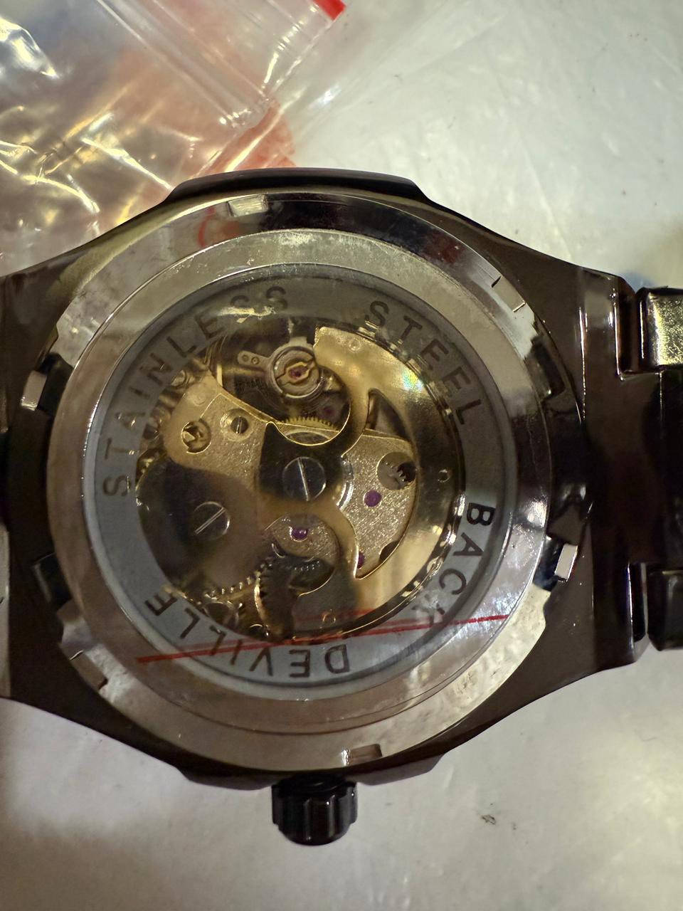 السلام عليكم ورحمة الله وبركاته 
باتك فلب 
اوتوماتيك 
ظد الماء والخدش مكينه كشف
وياها كتلوكها وكارت الضمان 
ملحقات كامله 
الساعه فلول كوالتي 
سعرها 60 مع التوصيل وبيها مجال للشراي
أتواجد خاص + واتساب***********❤️
يوجد توصيل 🌹🌹🌹
