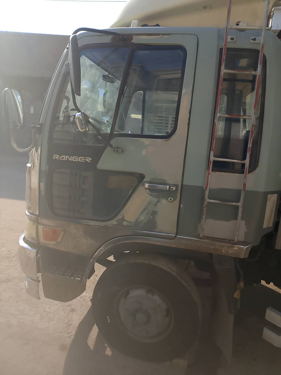 السلام عليكم هينو سبعين عادي بيهة بخار بس صرف مابيهة تخم تاير السنويه ماصاقطه رقم  الطول سته وربع سيارة جاهزة كهربائيات كلهة شغاله *********** بس الغمارة عوزه صبق بس
