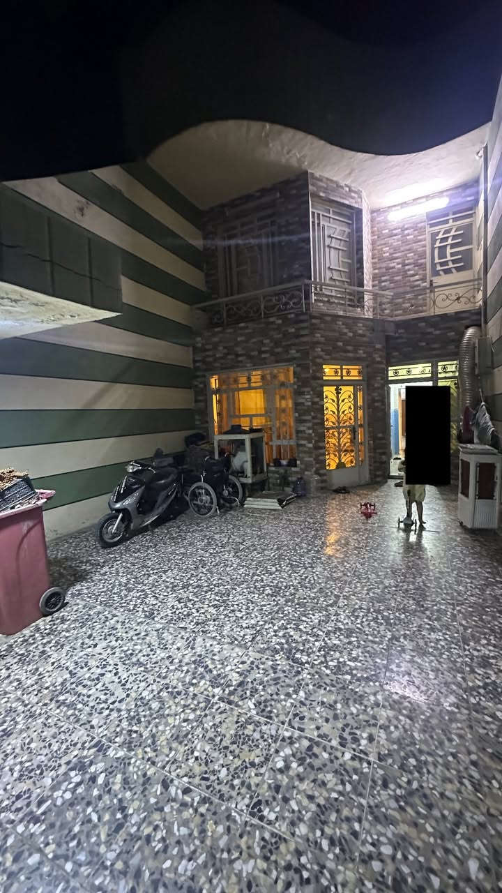 السلام عليكم   بيت للبيع في منطقة الاورفلي في فرع قصابة العقابي مقابل مطعم نم نم كنتاكي ،، 150 متر طابو صرف باسمي مباشر ، بناء الفينات طابقين يحتوي على غرفة وصالة ومطبخ واستقبال وحوش وحمامات 3 داخلي وخارجي ، والطابق الثاني غرفتين كبار وغرفة اطفال وصالة وحمام ***********
