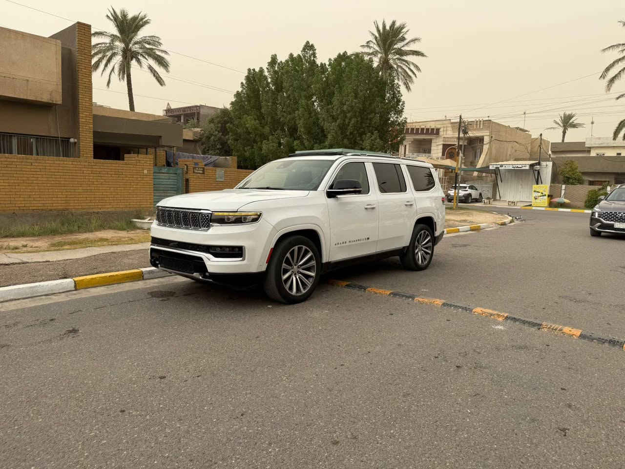 مواصفات سيارة جيب جراند واجونير موديل 2023 "فول" (كاملة المواصفات) تشمل محرك V8 سعة 6.4 لتر، ونظام دفع رباعي، ومقاعد جلدية، ونظام ترفيه متطور مع شاشات متعددة، وفتحة سقف بانورامية، وحزمة مساعدة السائق، وغيرها من الميزات الفاخرة.
جيب كراند واكنير2023 
مواصفات مفصلة:
المحرك: V8 سعة 6.4 لتر.
ناقل الحركة: أوتوماتيكي بـ 8 سرعات.
الدفع: رباعي (4x4) مع نظام تعليق هوائي. 
الميزات الخارجية:
مصابيح أمامية LED.
جنوط ألومنيوم مقاس 22 بوصة.
فتحة سقف بانورامية.
باب خلفي يعمل بالكهرباء.
نظام كاميرات بزاوية 360 درجة.
الميزات الداخلية:
مقاعد جلدية فاخرة مع ميزة التدفئة والتبريد والتدليك.
نظام ترفيه متطور مع شاشات متعددة.
نظام صوتي فاخر من McIntosh.
نظام معلومات وترفيه مع شاشة تعمل باللمس مقاس 12.3 بوصة.
نظام ملاحة متكامل.
ميزة التدليك للمقاعد الأمامية.
إضاءة داخلية محيطة.
نظام تكييف هواء أوتوماتيكي متعدد المناطق.
ميزات السلامة ومساعدة السائق:
نظام تثبيت السرعة التكيفي.
نظام التحذير من مغادرة المسار.
نظام الكبح التلقائي في حالات الطوارئ.
نظام مراقبة النقطة العمياء.
نظام التعرف على لافتات المرور.
نظام المساعدة في الحفاظ على المسار. 
ميزات إضافية:
نظام ترفيه للمقاعد الخلفية مع شاشات وشاشات تعمل باللمس.
ثلاجة مدمجة.
نظام تنقية الهواء.
نظام إضاءة محيطة داخلية. 
ملاحظات: ماشية 37 الف 
 السيارة. فول
رقم صاحب السيارة
‭***********
المكان بغداد
رقم بغداد تحويل ثاني يوم

مواصفات سيارة جيب جراند واجونير موديل 2023 "فول" (كاملة المواصفات) تشمل محرك V8 سعة 6.4 لتر، ونظام دفع رباعي، ومقاعد جلدية، ونظام ترفيه متطور مع شاشات متعددة، وفتحة سقف بانورامية، وحزمة مساعدة السائق، وغيرها من الميزات الفاخرة.
