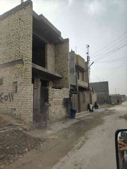 هيكل 83 متر واجهه 5
طابق ونص
مدخلين استقبال وممر
2غرفةنوم 
3حمامات
عقد 17
مقابيل صيدلية البسمة 
***********
