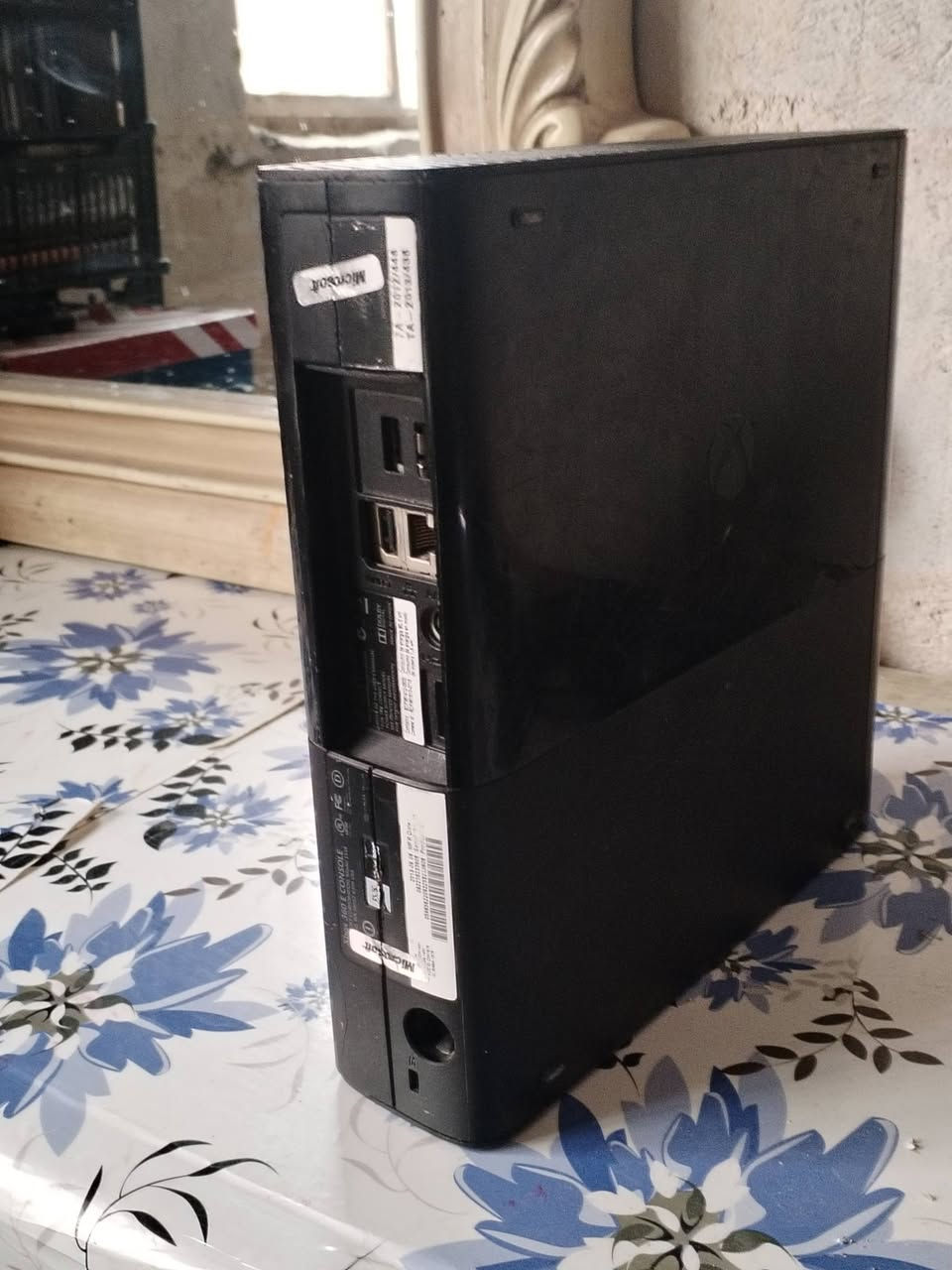 السلام عليكم... اكس بوكس 360 E
جهاز نضيف كلش.. مفتوح للتنضيف فقط.. 
يجي ويا جويستك عدد2 الاصليات مامبدلهن 
ويجي ويا هاردات اثنين 
كامل ملحقاته من فيش تلفاز او كابل HDMI
بي هواي العاب كل هارد بي تقريبا 50 لعبه... يعني المجمع 100 وفوگ.  
الجهاز معتني بي على أيدي ماهامله ابد... مامصلح كتلكم بس اني فتحته بأيدي للتنضيف فقط 

الجهاز رايده ب 150 وبي مجال حگ الجيه
مكاني بابل الحله بأبو غرق متواجد فيس... رقمي *********** بي واتساب
