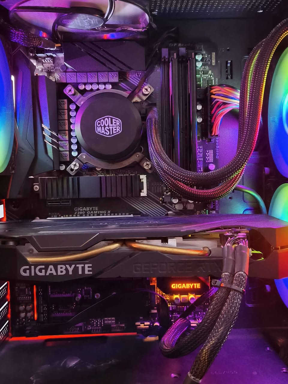 للبيع
كيس + شاشه 
موصفاته
CPU i5 9600K
GPU GIGABYTE 
RTX 2060 6G 
  M.2  256+ hddT2
RAM: DDR4 16GB 
M.b:   Z390 GIGABYTE 
POWER SUPPLY 650+80
تبريد مائي فانين 
موصفات شاشه
سامسونك منحنيه حجمها 27 75هرتز
سعر 680 وبي مجال بسيط 
مكاني شعب 
رقم *********** بغداد, العراق
