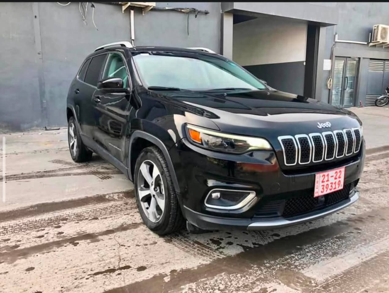 جيب شيروكي بزون 2021 لمتد
فووول مواصفات لمتدد
محرك V6 3.3 المرغوب 

- رادار امامي 
- ⁠رادار جانبي 
- ⁠حساسات 360 درجة 
- ⁠دبل فتحة سقف سلايد روف 
- ⁠جنطة كهرباء 
- ⁠مانع اسطدام 
- ⁠داتا شو 
- ⁠لايت LED
- ⁠كشنات كهرباء جلد 
- ⁠كشنات تدفئة تبريد 
- ⁠كشنات خزن مموري 
- ⁠هيتر ستيرن 
- ⁠هيتر مري 
- ⁠شاحن لاسلكي 
- كار بلي 
- ⁠اوتو هولد 
- ⁠تبريد قطعتين امامي خلفي 

السيارة ماشية 60 الف  ميل 
جاهزه صدر جديد وتايرات جدد ماناقصها اي شي 
رقم اربيل  تحويل او وكالة عامة 
ضررها مثل ما موضح بصور فقط ب امريكا وتصليح باب عكس سائق 

مكان بغداد الاعظمية او شارع فلسطين 

رقم صاحب سيارة *********** اتصال او واتساب 

.:: السعر 145 ورقه ::.
