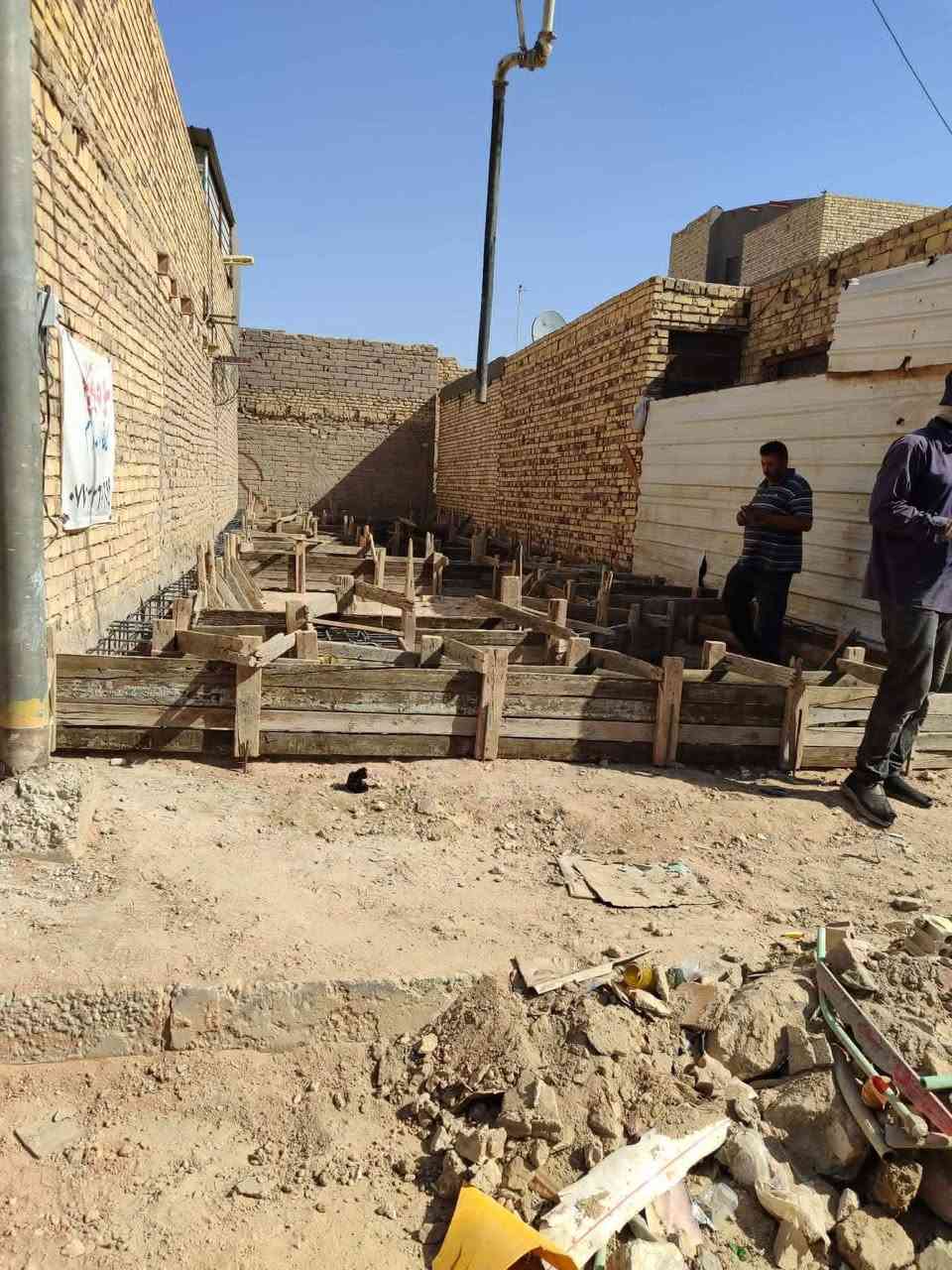 بتلو للبيع مساحه 100واجهه5نزال 20 كونكريت مسلح. درجه اولى جاهز للبناء. بي غرفه وصاله ومطبخ وصحيات واستقبال العنوان ديوانيه  حي الوحده شارع الزهور خلف موكب حسن ردام  القديم  السعر خاص ***********
