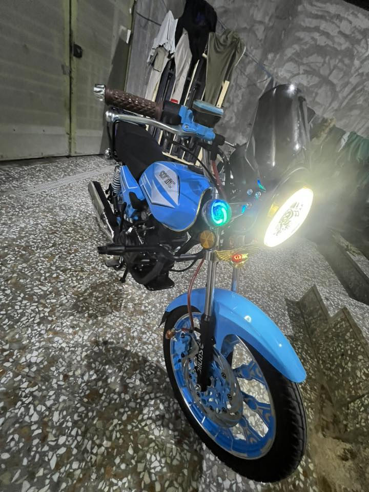 سلام عليكم
دراجه سونك 

نضيفه💯

مديل٢٥ لون ازرق سمائي 

محرك ٢٠٠ سيسي ضاغطه وزنجيل 

الممشى مالتها ٩٠٠ كيلو يعني بعدها بدهن الوكاله 
السعر ١٢٠٠ بيها مجال كلش بسيط حك الجيه
دراجه مكفوله كفاله عامه 

الرقم 📞
*********** 
موجود واتساب + اتصال
