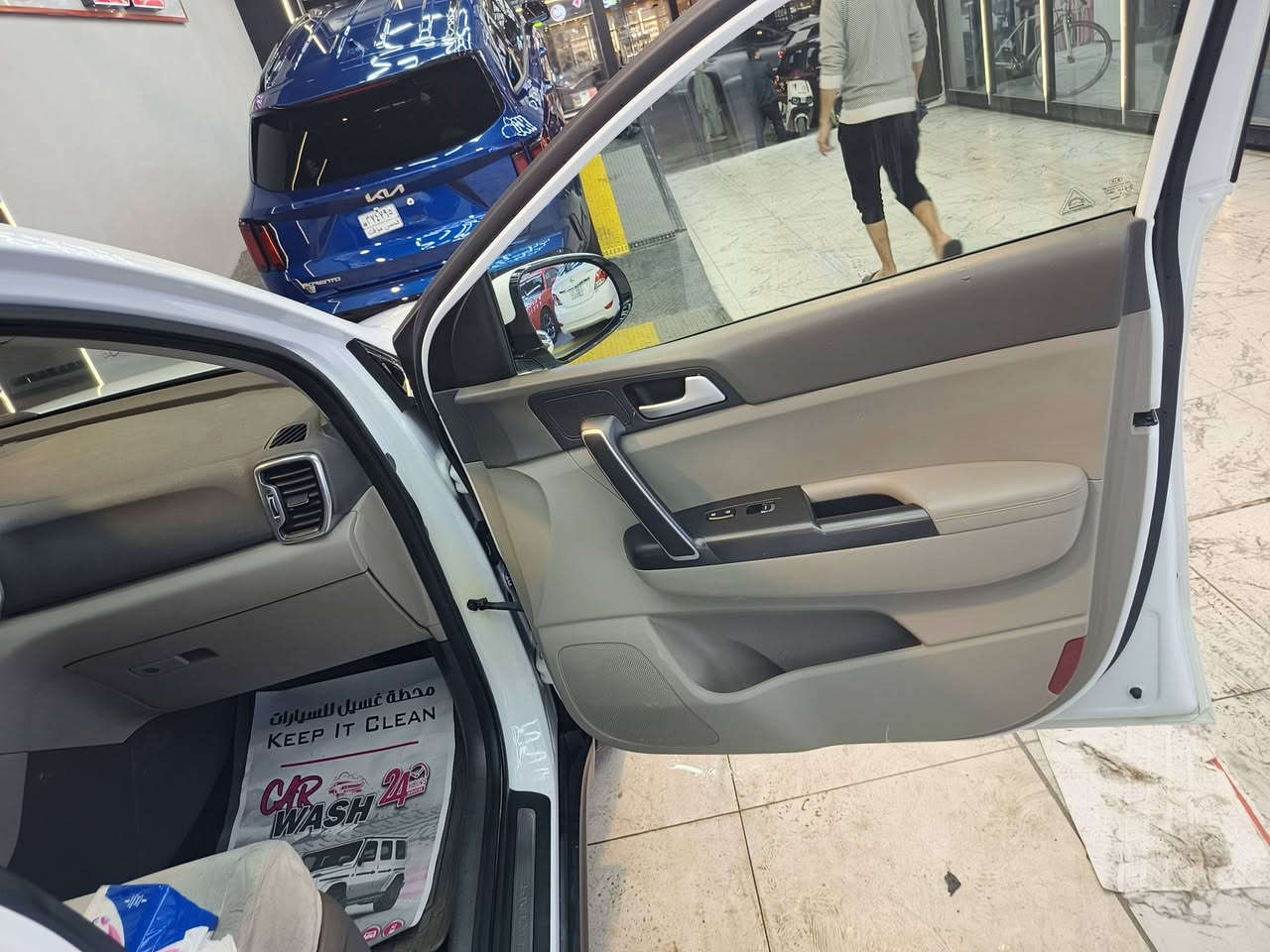 سياره سبورتج للبيع موديل 2017 نضيفه ماشيه 107 لون ابيض سعرها 180وبيها مجال ***********
