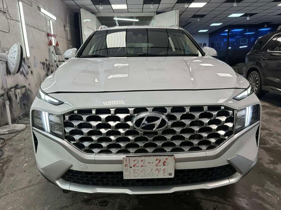 السلام عليكم 
للبيع 
هونداي سنتافي فول مواصفات ماعدا الفتحه 
اللون ابيضّ موديل 2023 
المواصفات ماشي 43 كيلوو 
5 راكب
محرك 4سلندر 2500 تنفس طبيعي
بصمه▪️بصمة ابواب▪️بصمة جنطه
جنطه كهرباء شفط▪️رادار امامي ▪️رادار خلفي▪️رادار جانبي
تحديد مسار ▪️تنبيه خروج عن المسار▪️قياده ذاتيه
شفتات بالاستيرن▪️تدفئه بالكشنات▪️تبريد شاشه بيانو قطعتين
لد امامي وخلفي▪️نقطه عمياء▪️ترحيب عند الاقتراب
تشغيل عن بعد▪️شحن لا سلكي 
اشاير بالمري+اناره ترحيب 
ويل كب حجم  18/60/335▪️
سايد بريك بصمه
كار بلي▪️شاشه كامره▪️اوتو هولد▪️اطفاء ذاتي
ثلاث انظمة قياده ▪️تجوه خلفيه
السياره صبغ باب السايق والجاملو ونص باب الخلفي 
صور الحادث مرفقة
للسفسار اتصل عل 
***********
***********
