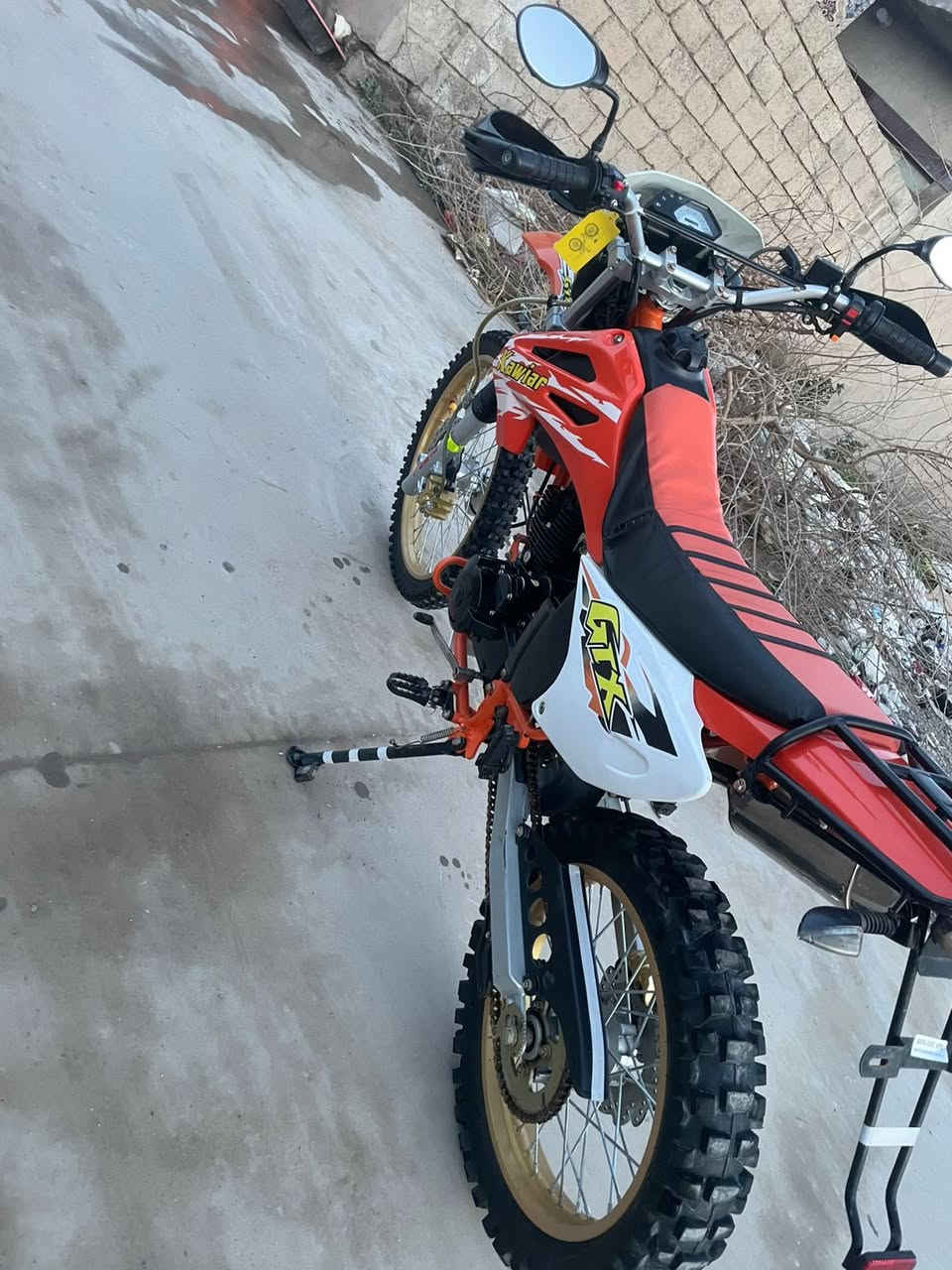 السلام عليكم 
قفاز كاويار للبيع 
موديل 24 
محرك 200 
كهربائيات كله شغاله 
لايت عالي ناصي 
لون برتقالي 
محرك نضيف مامفتوح 
السعر خاص 
***********
