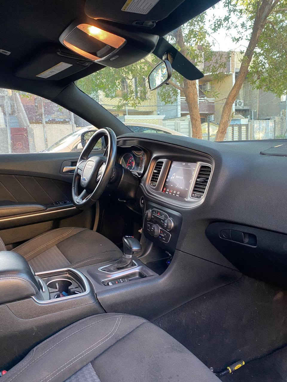 السلام عليكم دوج جارجر 23 sxt وارد امريكا ماشيه 25 mi بصمه تشغيل وأبواب وحساس خلفي  وكامره دواره وشاشه كبيره محرك 3600  حادثها تبديل بنيد gt رقم انكليزي *********** واتساب
