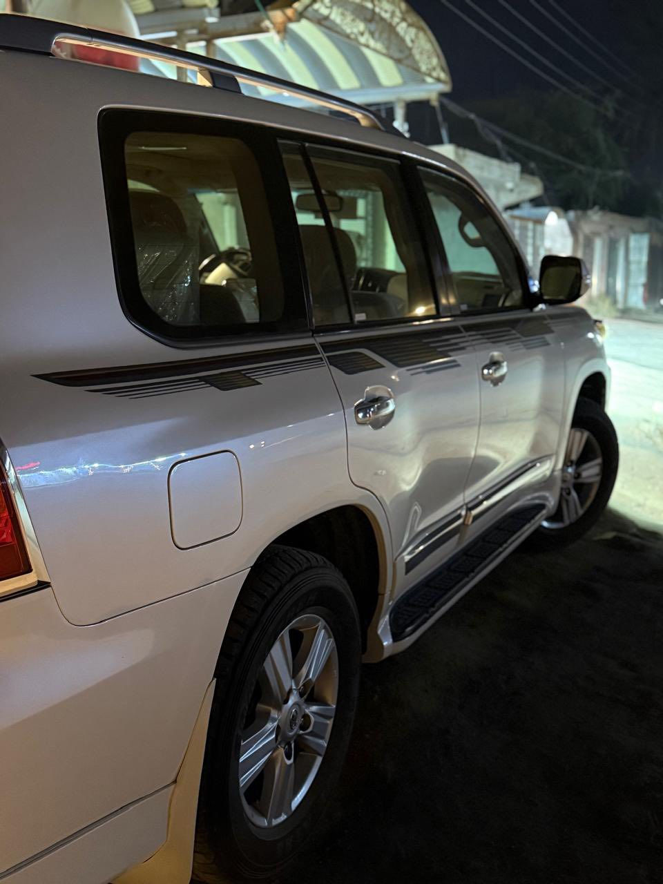 السلام عليكم 
لاندكروز 2014 ماشيه 152 مكفوله كفاله عامه السياره جديده لوك حتى الدعاميات السونار بلصور للاستفسار *********** السعر 415 بي مجال بسيط
