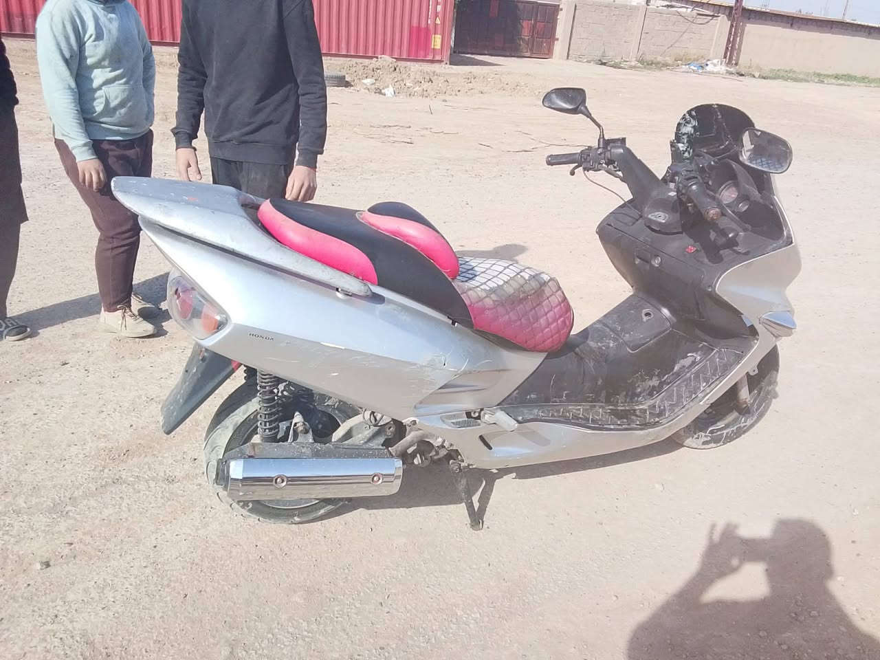 زعفرانيه
***********
ابيعلك كوم حديد شغال تشغل وتطلع كوم حديد حتى لاتعبني بتفاصيله
بيه 
خمده
ستان تعليك مكسور
وبريك خلفي يمكن دهن
جوزه عاطله مسويله دكمه بدال جوزه
 مكاتبه وكفالة سرقه
375
بيع مراوس
