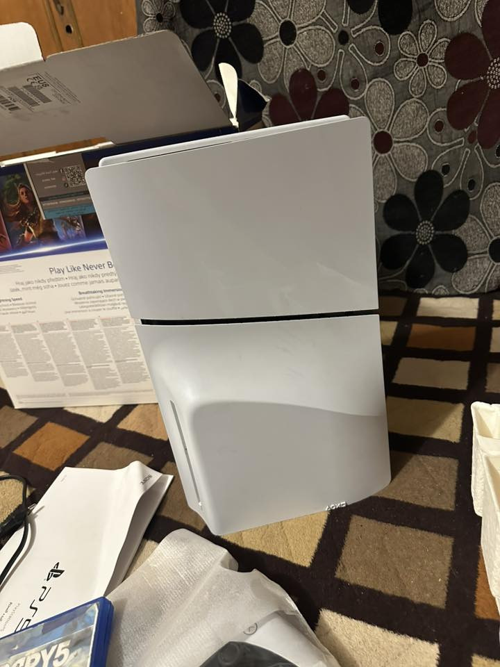 بلي 5 سلم واحد تيرا استعمال قليل جهاز كلش نضيف ويا جوستك و٣ اقراص وغراضه كامله الاصليه اجني بل كرتونه  سعر 625مكاني بصره 
متواجد واتساب ***********
