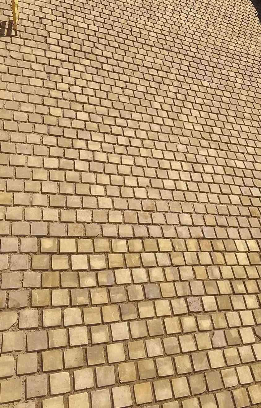 تيارات الحمل هي السبب الرئيسي اللي يخلي الطوابق العليا اكثر حراره عن باقي الطوابق
الهواء الساخن اقل كثافه من الهواء البارد،بالتالي الهواء الساخن يصعد للاعلى والبارد ينزل للاسفل.
ناهيك عن الاشعه المباشره للشمس على كونكريت سقف الطوابق العليا
ارتفاع السقف يزيد من حرارة الطابق ويقلل من كفاءة التبريد.
حتى تحل المشكله لازم تستخدم عوازل للسطح
لكن العوازل  ممكن تكون مو عمليه او عمرها التصميمي قليل
وما تنطي الكفاءه المرجوه
لذلك كان وما زال الفرشي رقم واحد بالعزل الحراري 
احنه في مكتب C.P.C نقدم لكم خدمة تطبيق الاسطح بالفرشي في محافظة البصره مع استخدام عوازل الرطوبه
بحيث نزيد العمر التصميمي له اكثر من عشر سنوات
وبدون صيانه
سعر المتر المربع 35 الف
البصره / خمسين حوش/ عمارة صيدلية جبل الدواء
*********** البصرة, العراق
