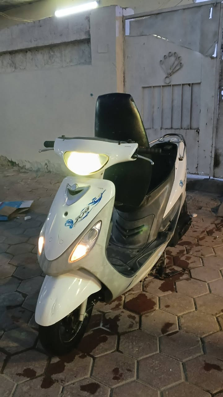 السلام عليكم دراجة قجمه البيع ما مفتوحه ما بيه اي نقص تعال وفحص كلشي شغال شاير سلف وهندر  بك لايت الخلفي وامامي السعر 750وبيه مجال قليل مكاني البصرة الكزيزة رقم التواصل على الواساب ***********
