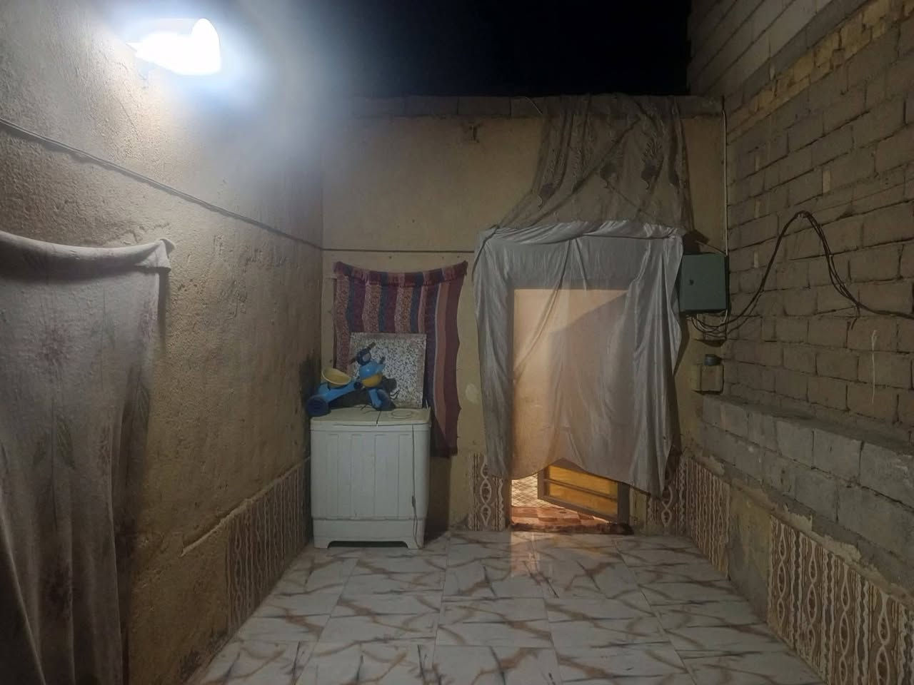 بيت زراعي لبيع مساحة ١٠٥ بناء بلوك سقف عكاده غرف ١ صاله مطبخ طارمه صحيات ناحية فضليه حي بيطره سعر ٢٠ وبي مجال قليل وتصال عله رقم *********** وتصال عله واتساب
