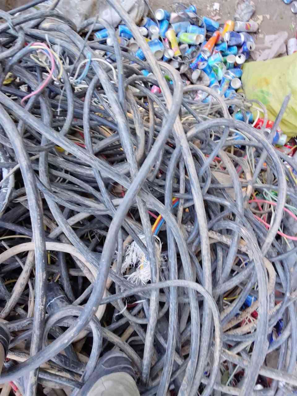 نحاس للبيع مطروح كمية تقريبا طن ونصف ***********
