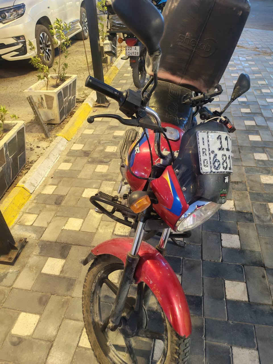 سلام عليكم دراجه بوكسر موديل ٢١رقم وسنويه باسم صاحبي قبل ٣ايام مجفتها دراجه تخبل رايدها بمليون و٧٠٠
مكاني مدينه الصدر
رقمي ***********
