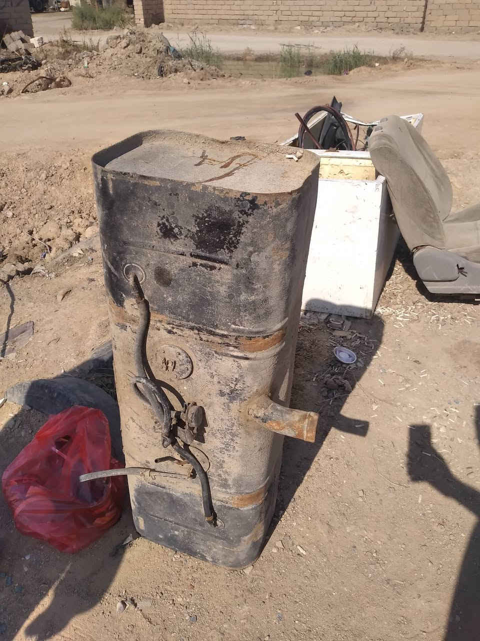 سلام عليكم للبيع تانكي كاز مال داينه طوله متر +ستدات عكسيه ٤١+ستدات ٣٢مكاني البصره القرنه نتصال عله الرقم ***********
