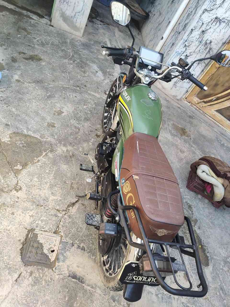 السلام عليكم دراجة للبيع 24شكل 25 نضيفه ما ناقصهه كلشي منفيس+بصمات السعر 725 وبيهه مجال الهاتف ***********
