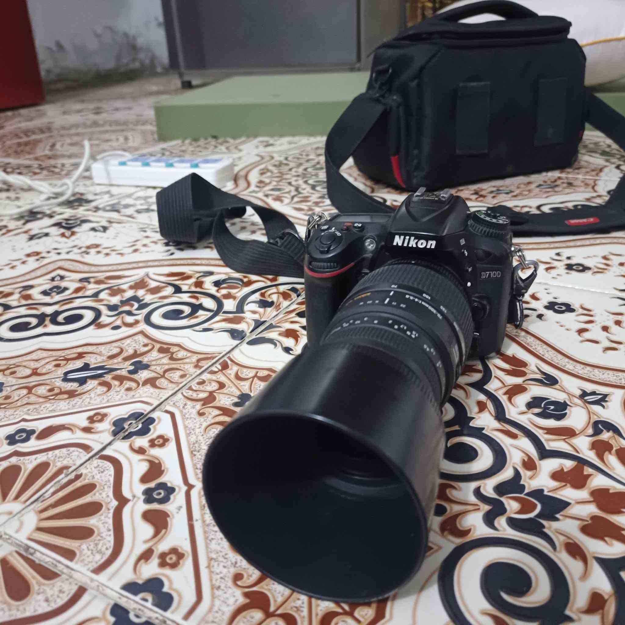 كانون D7100
كاميرا جاهزة للتصوير 
زوم رياضي سكما 70/300
جميع الملحقات بطاريا حزام ورام 
ستاند احادي وغيرها 
السعر،، 550وبيها مجال للشراي 
واتساب ***********
