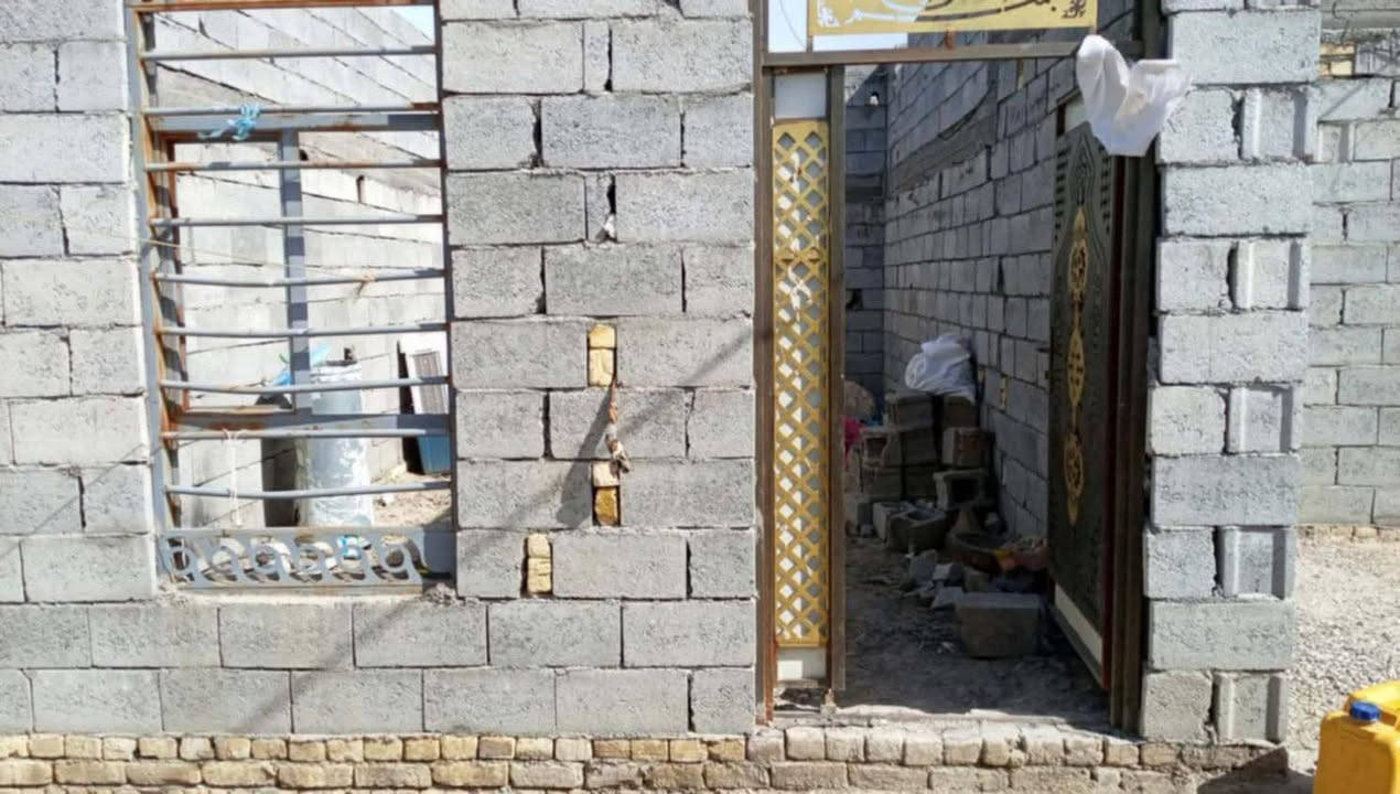 بيت للبيع زراعي ابو صريفه قريب على شارع مقابل الغليم مساحة 250ماي كهرباء غرفتين أو مطبخ أو هول حمامات داخليه أو خارجيه ملاحظه البراني والهول مامعكودات السعر 30او بيهه مجال ***********
