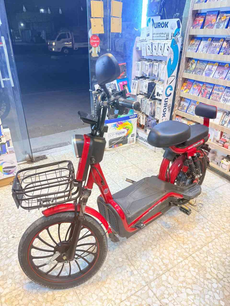 السلام عليكم دراجة موديل 2025 شحن جديدة مستخدمة شهر واحد فقط اربع سرع خمسة بطاريات معدل االسرعه حسب حجم الشخص بالنسبة اليه 70 كيلو معدل 80 كيلو متر الشحنه الواحدة تمشيك 60 كيلو متر نظافة 99% السعر 450 الفف وبيها مجال بسيط  للاستفسار ***********  العنوان بغداد الدورة
