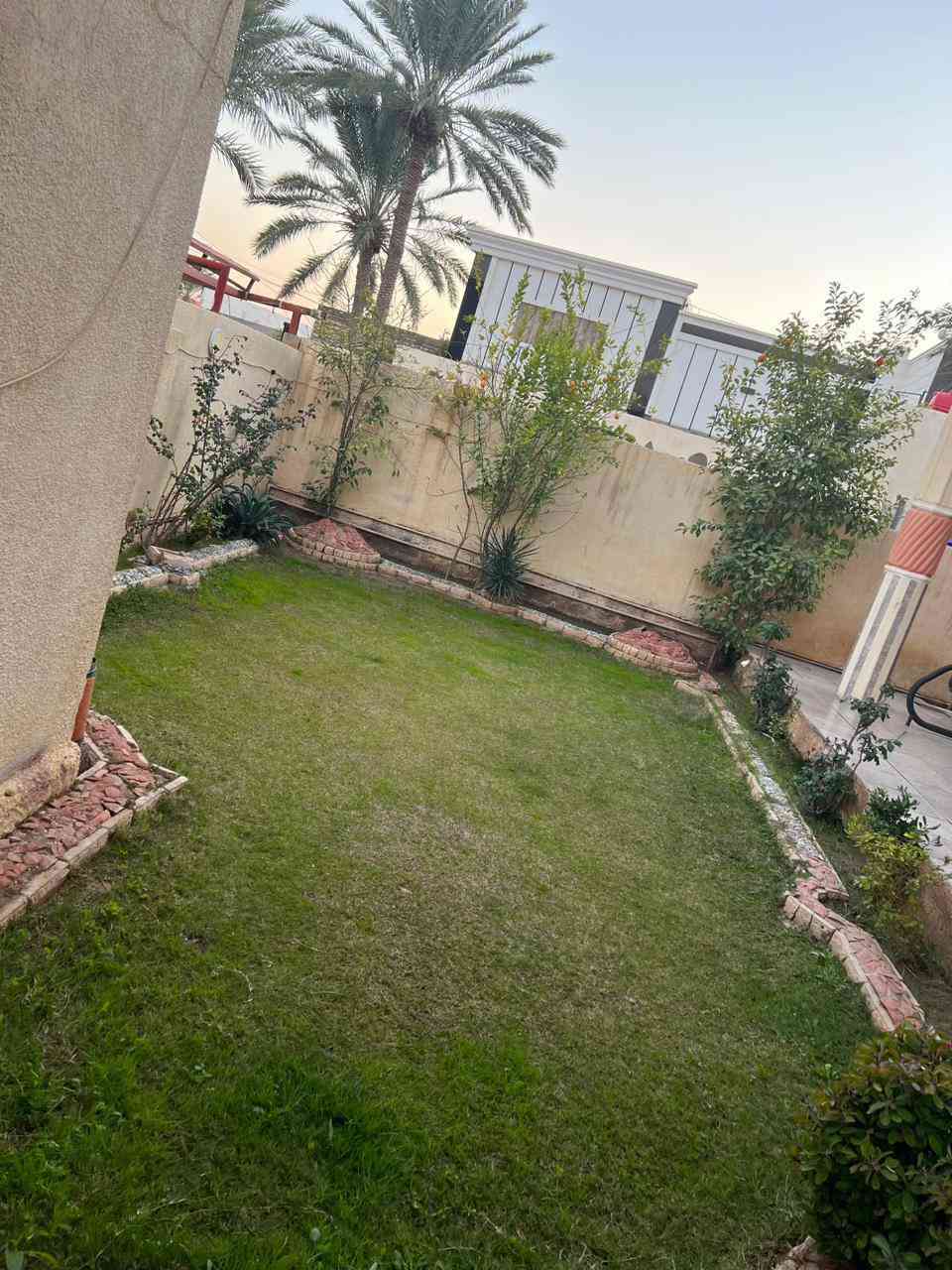 السلام عليكم 
بيت طابق واحد للبيع
العنوان الصوفيه الثانية قرب جامع النور

مرقم بابلدية طابو زراعي سند 25

المساحة ٤٥٠ متر
النزال ٢٨
الوجه ١٦

السعر ١٤٠ مليون قابل للتفاوض 

كلدور واستقبال وصاله وغرف نوم ٢  ومطبخ حار بارد وحمام داخلي وخارجي

للمزيد من التفاصيل
 يمكنكم زيارة مكتبنا مكتب العين العقار ع شارع 40 مدخل الصوفيه الثانية 
او الاتصال على الارقام التاليه 
***********
***********
***********
