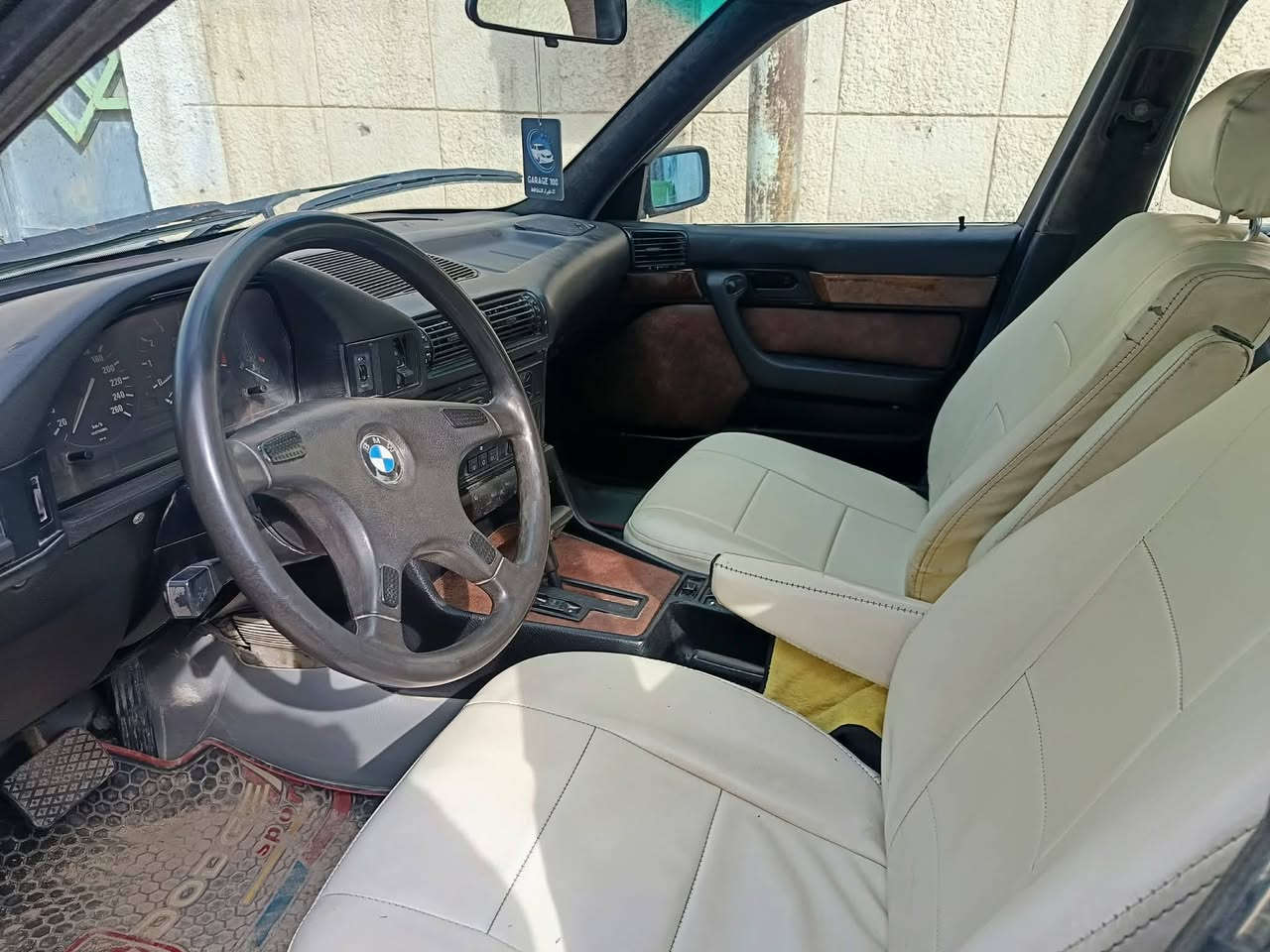 السلام عليكم
للبيع Bmw525مسكر فانوس موديل 1992مكينه جديده كير جديد تخم ويل خليه جديد هوه وتايراته سنويه  لل 28تنتهي 
راعيه موجود يريد تحويل سعره 48وبيه مجال 
***********

