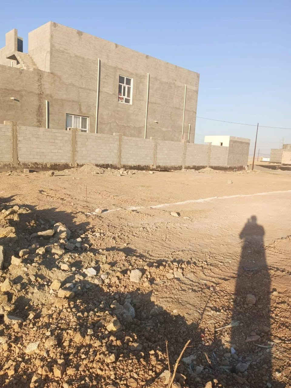 📢 إعلان عقاري مميز – فرصة ذهبية للاستثمار والسكن
السلام عليكم ورحمة الله وبركاته 🌹
يتوفر لدينا 3 قطع أراضي للبيع بموقع مميز في منطقة الشراع – الخمسة كيلو، قرب مجمع عمر الراوي، ضمن منطقة هادئة ومتكاملة الخدمات.
🔹 تفاصيل القطع:
▪️ نوع الأرض: طابو زراعي (سند 25)
▪️ عدد القطع: 3 قطع
▪️ مساحة القطعة الواحدة: 350 متر مربع
▪️ الواجهة: 15 متر
▪️ قريبة جداً من شارع 40
▪️ واصلة ماء وكهرباء
▪️ مجازة للبناء
▪️ الشوارع مكتملة (مجاري + رصفة)
▪️ تصميم ومرتسم مرتب جداً وجاهز للسكن
💰 السعر:
▪️ 300 متر = 24مليون دينار فقط
✨ أسعار مناسبة جداً ومغرية
📽️ التفاصيل موضحة بالفيديو – شوف بنفسك جودة الموقع والخدمات
📩 للاستفسار والتفاصيل أكثر:
يرجى مراسلتنا عبر الصفحة مباشرة
✨ لا تضيع الفرصة، احجز قطعتك الآن بموقع مميز ومستقبل واعد!


**إذا كنت صاحب هذا الإعلان وتريد حذفه لأي سبب، رجاءا أرسل رسالة إلى الدعم الفني**