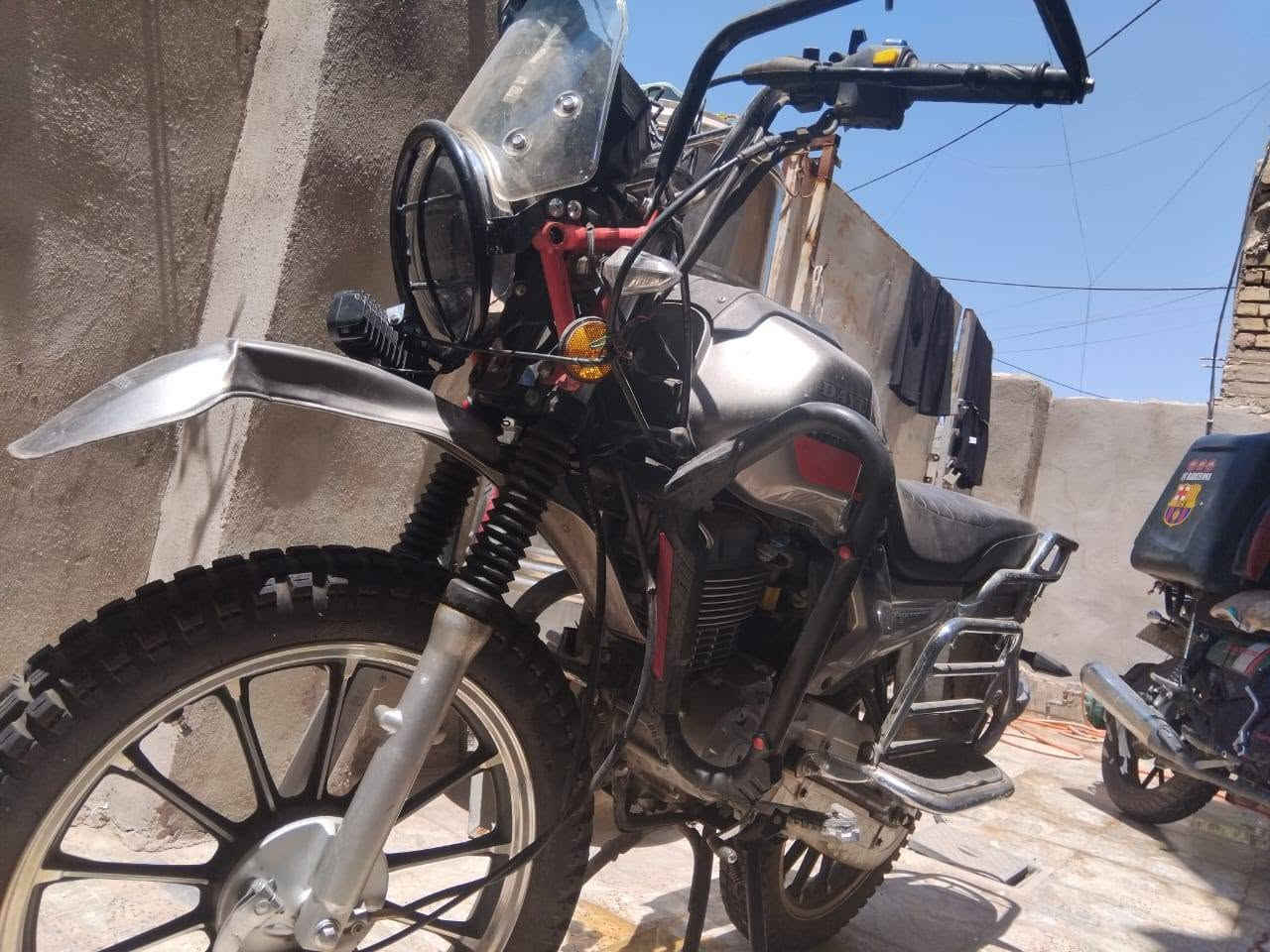 دايوان هانتر موديل 26  رقم وسنويه اربيل دراجه اخت لزيرو بس بيهه حادث طاك لشاصي ابيعهه علا حطتهه الي تفيده يحط سعره او يخابرني والي عنده مراوس هم عادي مكاني بغداد ***********
