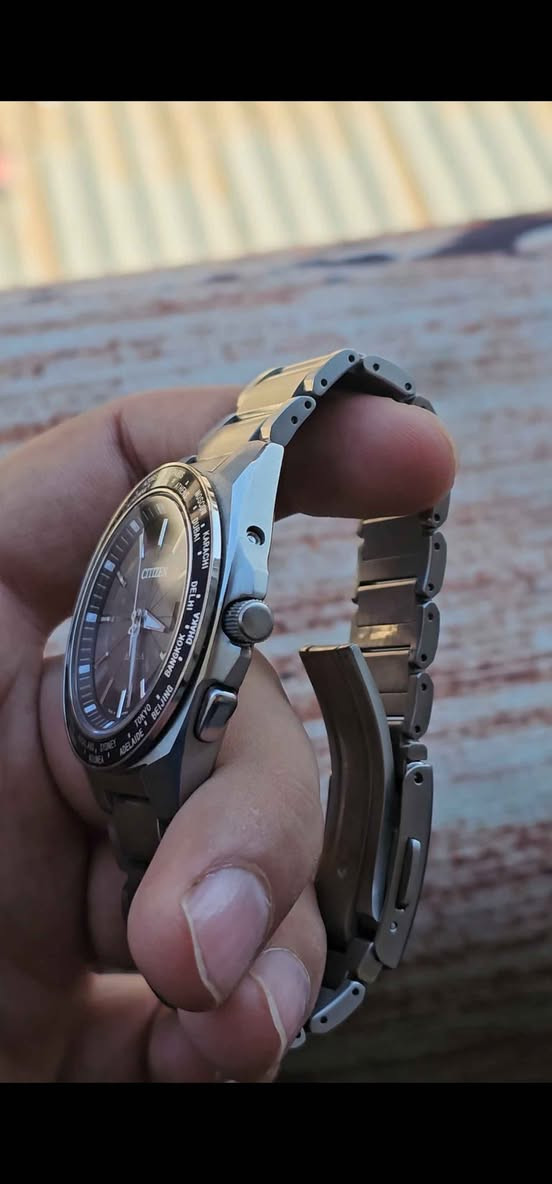 ساعة سيتزن مواصفات عالية ونظافة عالية شرط الفحص السعر 250$ المهتم يتواصل خاص او واتساب *********** بغداد, العراق
