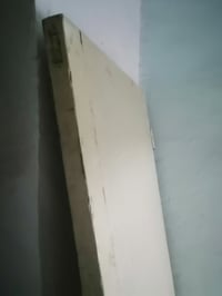 باب خشب • قديم • ثقيل