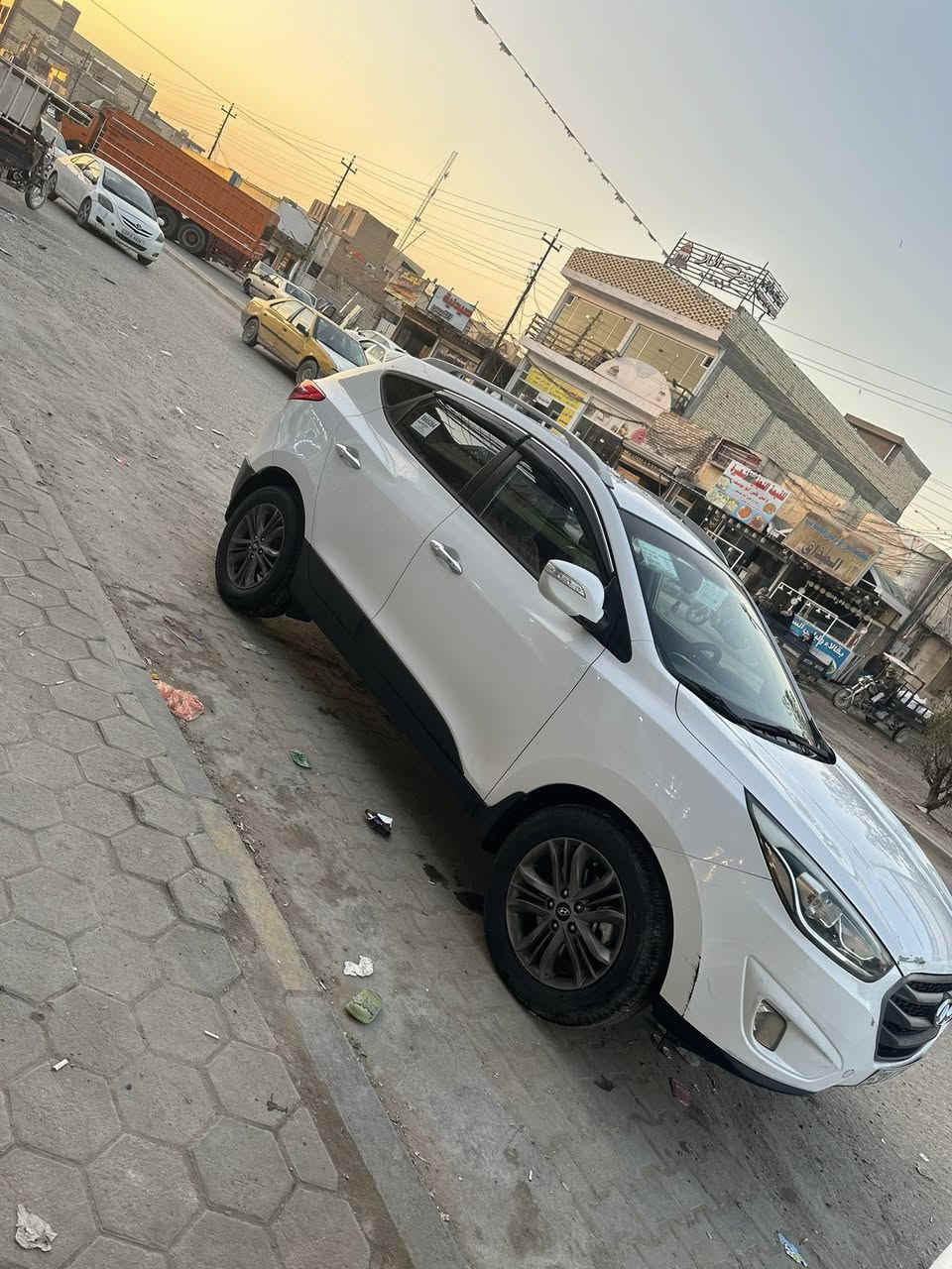 السلام عليكم ورحمة الله وبركاته سياره توكسان 2015سياره جديده بيهة باب وربع صبغ رقم نكليزي صارله شهرين من داورتهة بسمي مكاني نجف سياره خليجي جديده ***********
