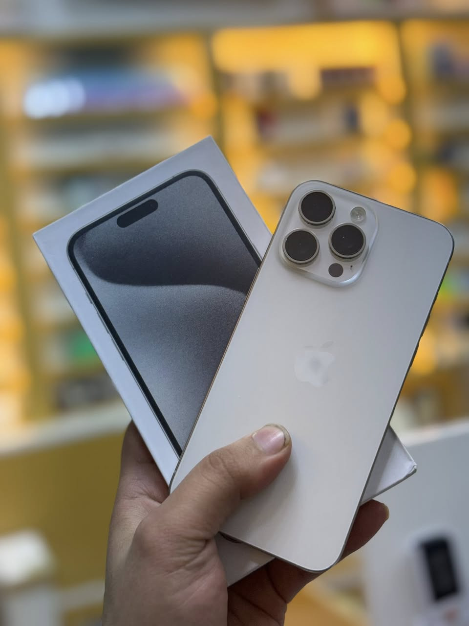 15 برو ماكس لون الابيض 
المميز ماستر A/AA
بطاريه ٩٠ 
ذاكره ٢٥٦ 
نموذج mالاصلي
وتر بروف علحاسبه كله نورمال 
ضمان ٥ ايام فحص واستعمال
الجهاز كلش نضيف 
يوجد اقساط على ماستر الرافدين فقط 
السعر 🔥🔥
***********
مكاني بغداد قرب علوة الرشيد
مركز أبل للموبايل 
يوجد توصيل كافة المحافضات
