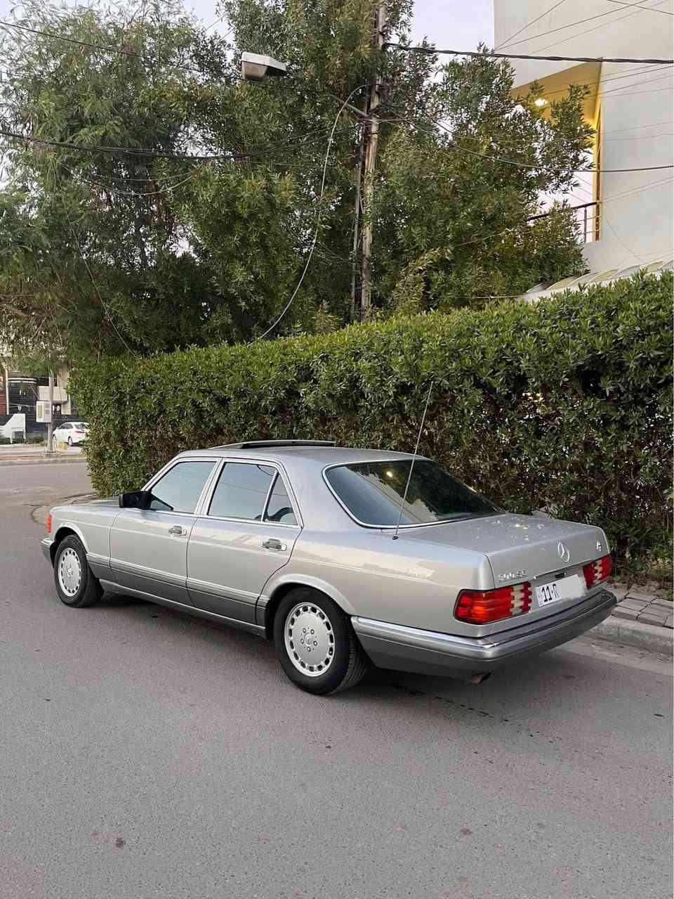 للبيع مرسيدس 300 se موديل 1990
كير ومحرك بلاد المحرك قبغ اسود 
منظومه تبريد جديد 
برده خلفيه كهرباء بلاديه وبردات مسرح
صبغ عام درجه اولى 
سنويه بأسمي هزه ورقم جديد 
مكان سياره بغداد السيديه 
السعر 143 مجال بسيط 
*********** بغداد, العراق
