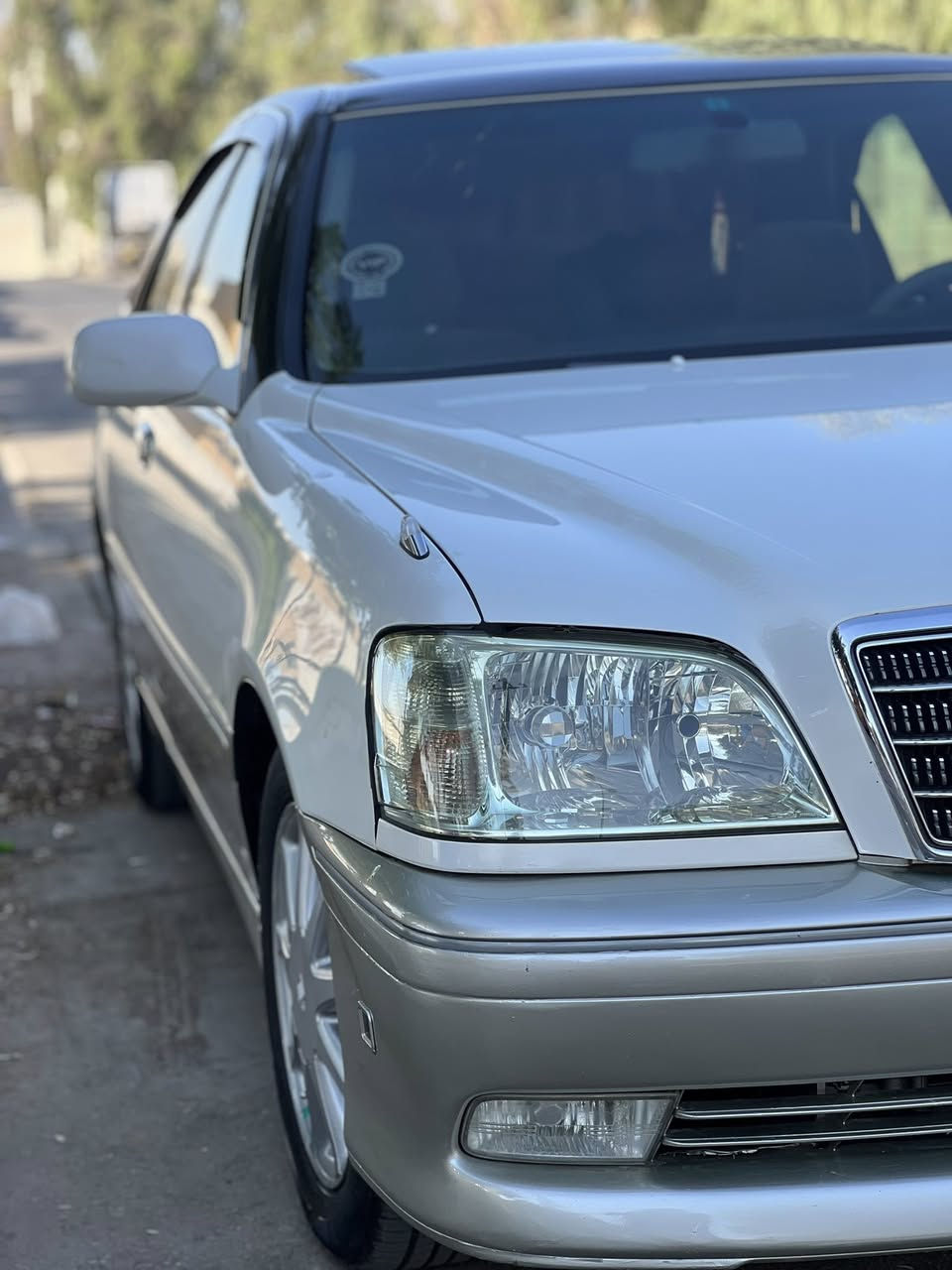 مەلیکە ساغ
٢٠٠٣
سێ دوگمە 
سڵاید پەردە
پاکەتی لۆک
نمونە لە جوانیا
ویل نەجمە تایە لۆک
کۆدی بۆ کراوە
تەنها سەقف و شانەکانی بۆیاغە بەبێ چەکوش ومەعجون 
دەعامیەکانیشی شوختی نیە
نرخی ٥٨ گڵایە
گۆڕینەوەش ئەکەم لەسەر دڵگرت
شوینم کەلارە
***********
