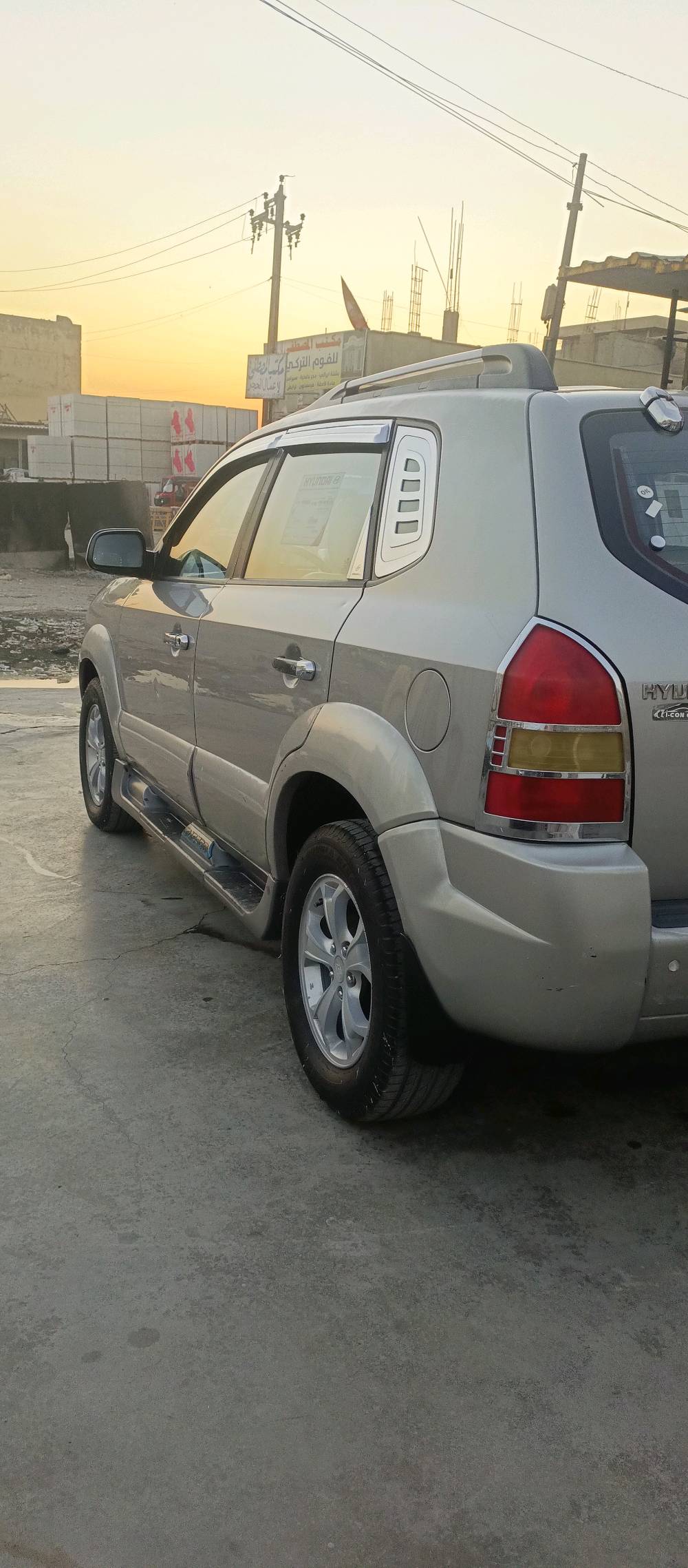 السلام عليكم
توكسان 2009وارد خليجي فتحه السياره خير من الله من صدر ومكينه وكير وكهربائيات كلها درجه اولى 
السياره مكفوله ما عده الجاملغ الامامي جهة السايق مصبوغ بدون معجون و السياره ماشيه ١٤٨ مال بيت 