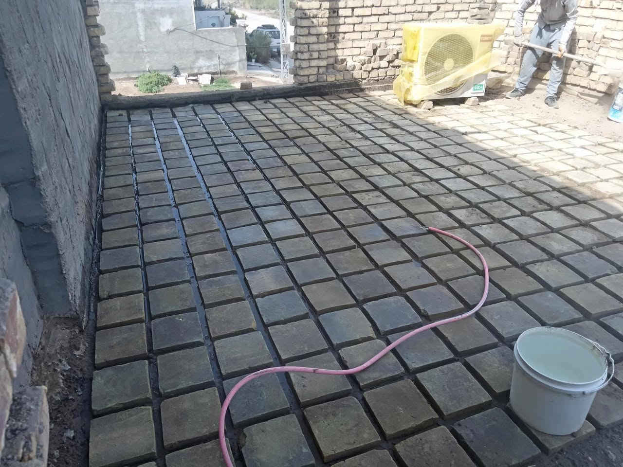 عملنا في تطبيك سطوح فرشي أو تشربت كادر جاهز وبلخدمه بأسعار مناسبة تصعيد مواد او تفليش ارضيه جدران تنظيف أنقاض تدخيل سبيس الاتصال على الرقم أو واتساب ***********
