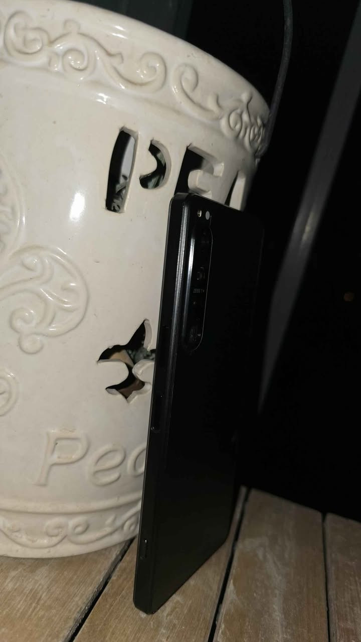 سێ کامێرای 12 مێگاپێکسڵ: 16 ملم (ئەلترای واید)، 24 ملم (واید)، و 85-125 ملم (تەلەفۆتۆ).

تواناکانی Pro: هەر سێ عەدەسەی دواوە دەتوانن...

وێنەگرتنی 4K HDR بە 120fps.

خێرایی: تایبەتمەندی Eye Autofocus و وێنەگرتنی تەقینەوەی 20fps لە کاتی ڕاستەقینەدا هەیە، کە لە کامێرای بێ ئاوێنەی ئەلفای سۆنی بۆماوەیی دراوە

شاشەی 4K OLED: پانێڵێکی سەرسوڕهێنەرە بە قەبارەی 6.5 ئینج بە ڕێژەی نوێبوونەوەی 120 هێرتز. لە بنەڕەتدا مۆنیتەرێکی پیشەگەرە بە قەبارەی گیرفان.

خاوێنی 98% زۆر خاوێنە 

Audio Legacy: هێشتا دەرچەی هێدفۆنی 3.5 ملم هەیە، ئەمەش لە مۆبایلە پێشەنگەکاندا دەگمەنە. هەروەها تایبەتمەندی بڵندگۆی ستێریۆی پێشەوەی هەیە و پشتگیری لە دەنگی Hi-Res Audio (LDAC) دەکات. 

گلاس ڤیکتوس پێشەوە و دواوە بە پلەی بەرگری ئاو IP68 و دوگمەی تایبەتی شاتەری فیزیکی.
چیپسێت:
 بەهێزکراوە لەلایەن snapdragon 8 gen 1 

نرخەکەی 320 هەزار قفل 🔒   
 
وە دیارییەک لەگەڵیدا هەیە کە بای 50$ بۆ 60$🎁  

بەداخەوە من Deliveryم نییە و شوێنیشم سولەیمانیە السليمانية, العراق


**إذا كنت صاحب هذا الإعلان وتريد حذفه لأي سبب، رجاءا أرسل رسالة إلى الدعم الفني**