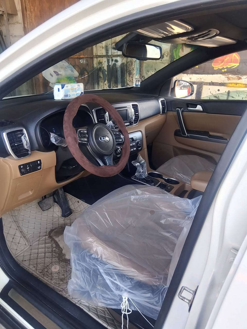 السلام عليكم كيا سبورتج موديل ٢٠١٧ خليجيه
مكينه ٢٤٠٠دوش فول مواصفات بانوراما كشنات
جلد قبق جنطه كهرباء ...بصمه تبريد ثلج
كير مكينه مكفولات من اي شي تجي وشوف 
بيهه بيبان صبغ مال سائق والوره فقط اي 
سونر اعجبك اخذهه ..سعر ١٦٥ ورقه بيهه 
مجال بصيط حك جيتك ..مكان السياره 
الشعب ..***********
