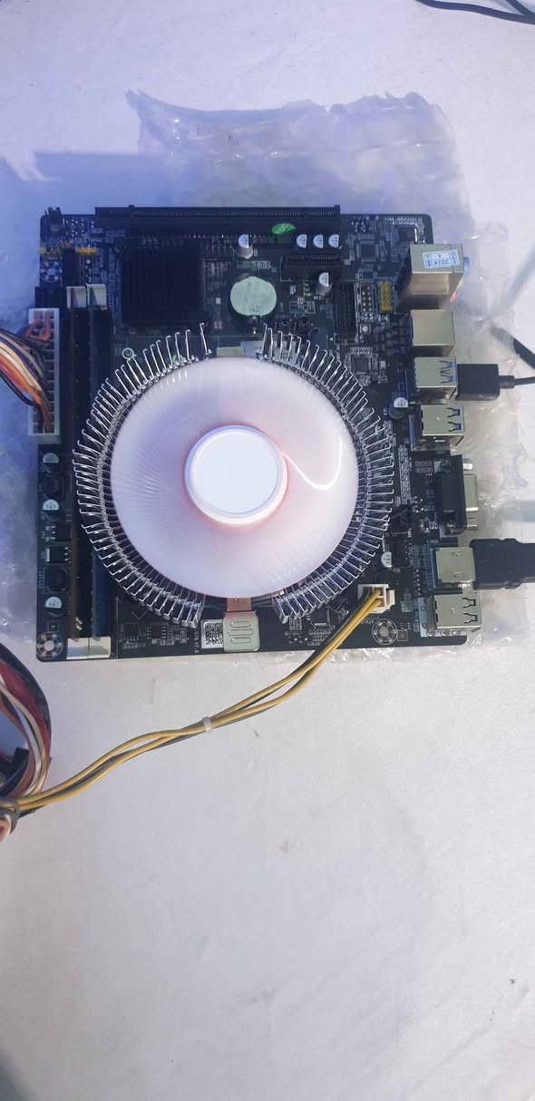 المواصفات:

​المعالـــج: Intel Core i5 (الجيل الثالث).

​الرامـــــات: 8GB.

​اللوحة الأم: مذربورد كاملة ومستقرة، تدعم توسيع الأداء.

​المنافذ: 

​منفذ M.2 لسرعة التخزين.

​منفذ مخصص لكرت الشاشة (PCIe) لإضافة كرت شاشة حسب رغبتك.

​منافذ USB 3.0 سريعة لنقل البيانات.

​مميزات القطعة:

​أداء ممتاز في المهام اليومية والألعاب الخفيفة (عند إضافة كرت شاشة مناسب).

​نظيفة جداً وبحالة تشغيلية ممتازة (كما موضح في الصور المرفقة).

​خيار اقتصادي لمن يبحث عن جهاز عملي بأقل التكاليف.

​السعر: [65الف وبي مجال للطيبين ]

للتواصل والاستفسار: [0781118557 ] ناصرية, ذي قار


**إذا كنت صاحب هذا الإعلان وتريد حذفه لأي سبب، رجاءا أرسل رسالة إلى الدعم الفني**