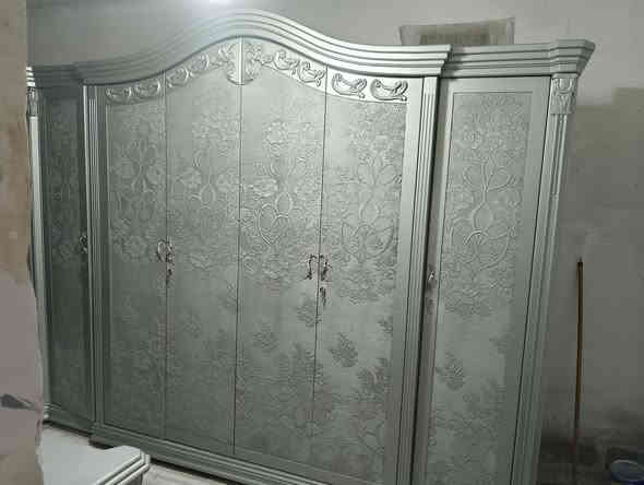 غرفة نوم 6 باب ملكيه كويتيه إيطاليه مستخدمه 

شرط النظافه والمتانه وشرط كويتي إيطالي مو 

تركي ولا ماليزي غرفه تكمه وعمليه ونظام شد كلبس 

مو مثل الجاهز يجي جوي تتكون من 5 قطع 

كنتور 6باب 3 متر 

ميز مرايه ب 10  مجرات بعرض مترين 

كومديات عدد 2 كبار الكومدي 3 مجرات 

سرير نفرين بعرض مترين في مترين ابو التاج 

الغرفة كلش حلوه ومرتبه وسعرها مليون و350 ألف 

كامله يدات وقفاله عنوان داخل المنشور 

***********
