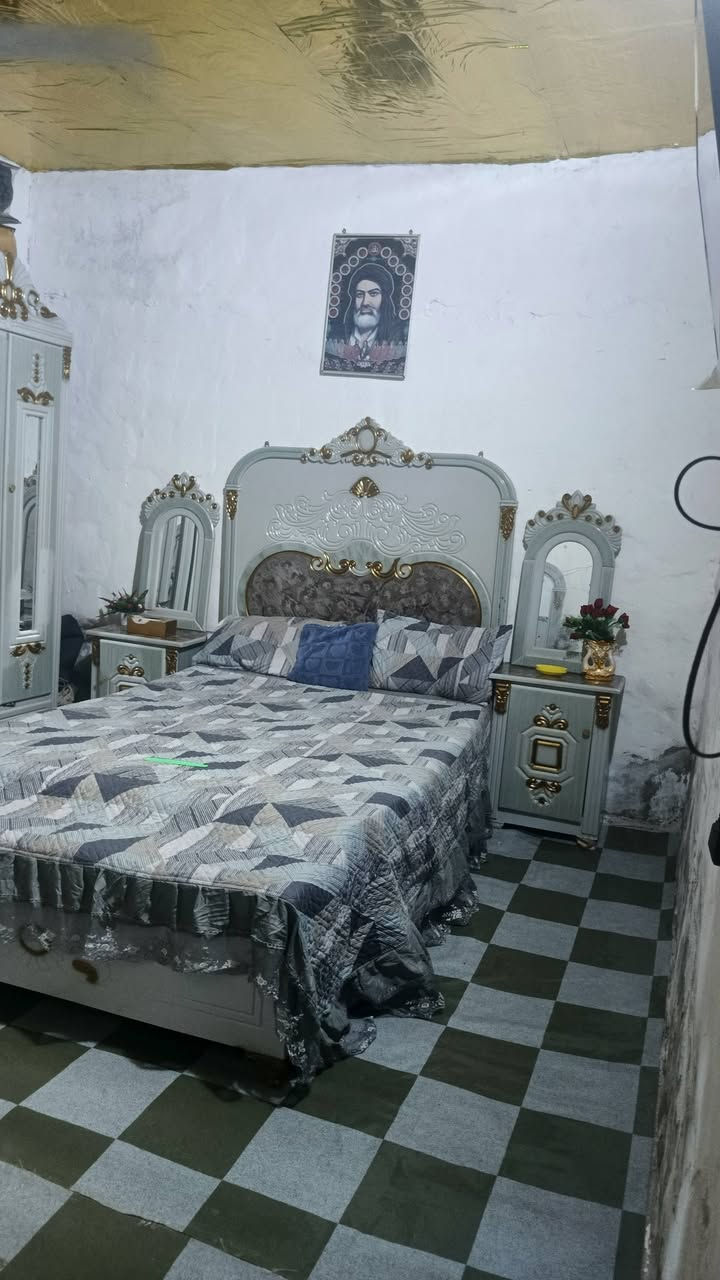 السلام عليكم بيت البيع الناصريه مركز حي الشهداء... بيت جبير وبي ثلاث غرف وصالتين ومطبخ وصحيات.... سعره 10ونص وبي مجال مستعجل عله بيعته ... ***********

