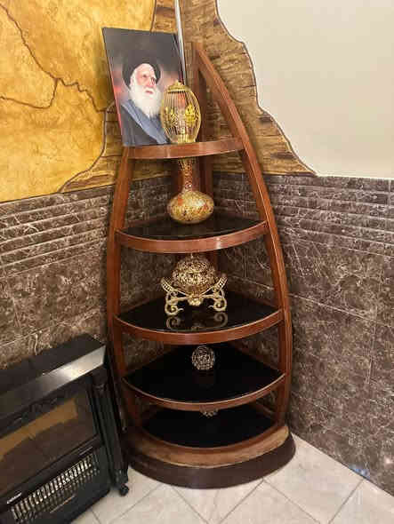 مرحبا فاترينا عدد ٢ الوحده على ٥٠ الف وميز بلازمه ب٧٥ الف امانت الله الغراض جدد ونضيفات للتواصل ع هذا رقم *********** العنوان بغداد جميله
